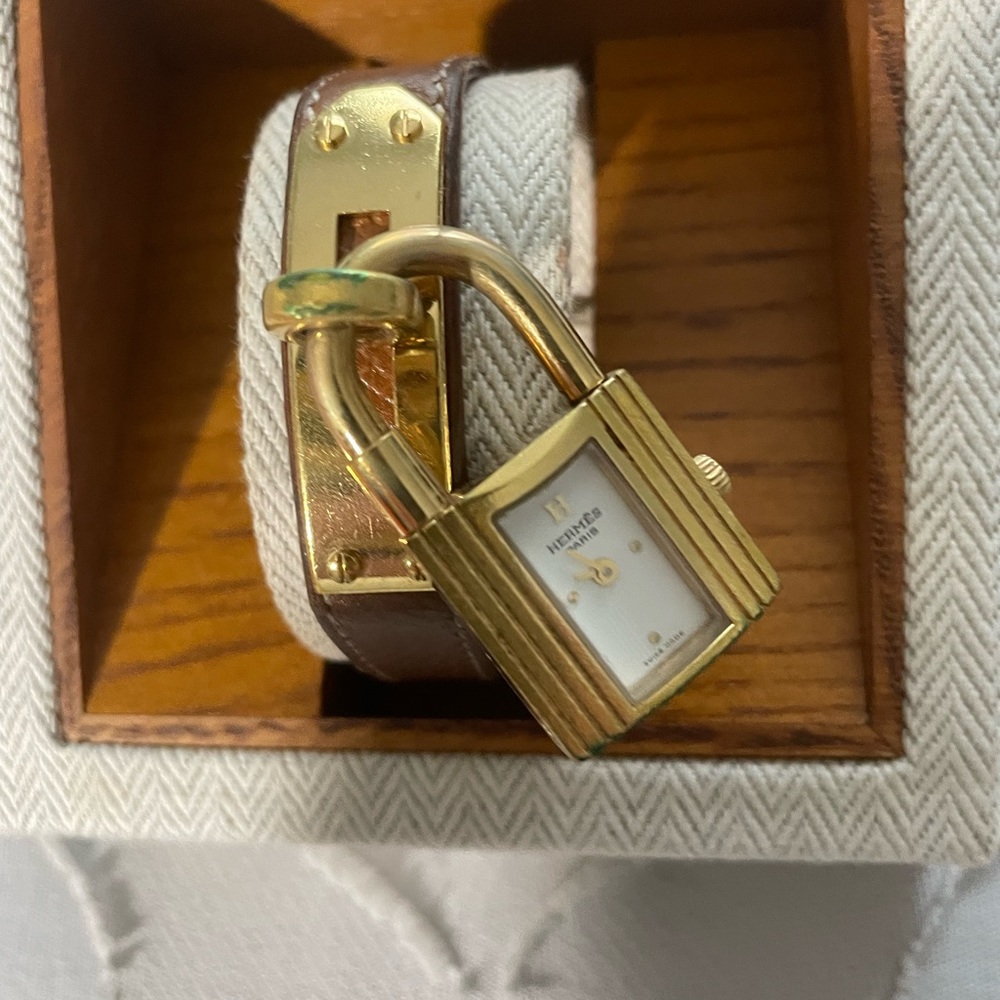 Hermès Kelly Watch , lightly worn ,in box .Price is firm🌺🌼🌸